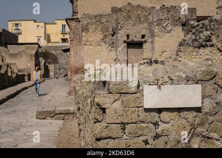 Partie du Parc Archéologique d'Herculanum, sur 25 mars 2022, lors de l'inauguration de l'ouverture au public de la Maison du Gem, grâce à la récente restauration du sol en mosaïque de ce domus, la visite du site archéologique est prolongée, Avec la récupération d'une autre partie du patrimoine culturel de l'ancienne ville romaine. La Maison du Gem, joyau du Parc archéologique d'Herculanum, célèbre pour ses sols en mosaïque précieux, ouvrira ses portes au public le 26 mars 2022. (Photo de Manuel Dorati/NurPhoto) Banque D'Images