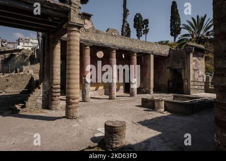 Une partie du domus la Maison du secours de Telephus, au Parc archéologique d'Herculanum, sur 25 mars 2022, lors de l'inauguration de l'ouverture au public de la Maison du Gem, Grâce à la récente restauration du sol en mosaïque de ce domus, la visite du site archéologique est prolongée, avec la récupération d'une autre partie du patrimoine culturel de l'ancienne ville romaine. La Maison du Gem, joyau du Parc archéologique d'Herculanum, célèbre pour ses sols en mosaïque précieux, ouvrira ses portes au public le 26 mars 2022. (Photo de Manuel Dorati/NurPhoto) Banque D'Images