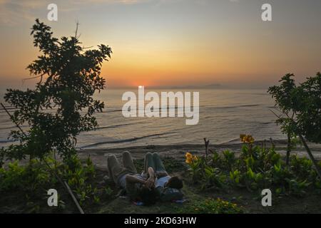 Un coucher de soleil vu du quartier de Miraflores de Lima. Le vendredi 25 mars 2022, à Lima, au Pérou. (Photo par Artur Widak/NurPhoto) Banque D'Images