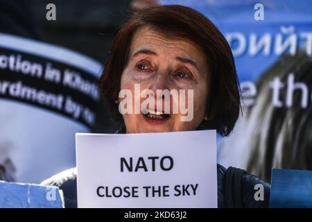 Une femme est vue pleurer en assistant à une manifestation de solidarité avec l'Ukraine demandant à l'OTAN de fermer le ciel pour des avions russes sur le territoire de l'Ukraine après l'invasion russe. Cracovie, Pologne sur 25 mars 2022. La manifestation a eu lieu le jour où le Président des États-Unis d'Amérique, Joe Biden, était en visite en Pologne (photo de Beata Zawrzel/NurPhoto) Banque D'Images