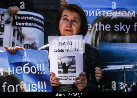 Une femme est vue pleurer en assistant à une manifestation de solidarité avec l'Ukraine demandant à l'OTAN de fermer le ciel pour des avions russes sur le territoire de l'Ukraine après l'invasion russe. Cracovie, Pologne sur 25 mars 2022. La manifestation a eu lieu le jour où le Président des États-Unis d'Amérique, Joe Biden, était en visite en Pologne (photo de Beata Zawrzel/NurPhoto) Banque D'Images