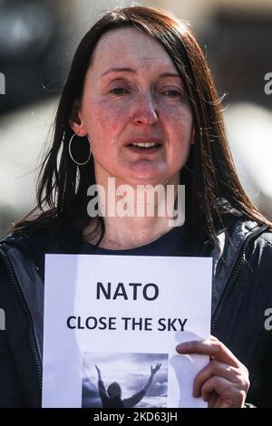 Une femme est vue pleurer en assistant à une manifestation de solidarité avec l'Ukraine demandant à l'OTAN de fermer le ciel pour des avions russes sur le territoire de l'Ukraine après l'invasion russe. Cracovie, Pologne sur 25 mars 2022. La manifestation a eu lieu le jour où le Président des États-Unis d'Amérique, Joe Biden, était en visite en Pologne (photo de Beata Zawrzel/NurPhoto) Banque D'Images
