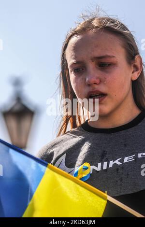 Un enfant pleure lors d'une manifestation de solidarité avec l'Ukraine exigeant de l'OTAN de fermer le ciel pour des avions russes sur le territoire ukrainien après l'invasion russe. Cracovie, Pologne sur 25 mars 2022. La manifestation a eu lieu le jour où le Président des États-Unis d'Amérique, Joe Biden, était en visite en Pologne (photo de Beata Zawrzel/NurPhoto) Banque D'Images