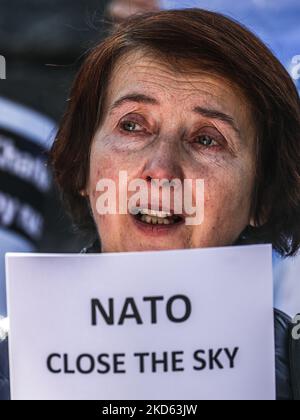 Une femme est vue pleurer en assistant à une manifestation de solidarité avec l'Ukraine demandant à l'OTAN de fermer le ciel pour des avions russes sur le territoire de l'Ukraine après l'invasion russe. Cracovie, Pologne sur 25 mars 2022. La manifestation a eu lieu le jour où le Président des États-Unis d'Amérique, Joe Biden, était en visite en Pologne (photo de Beata Zawrzel/NurPhoto) Banque D'Images