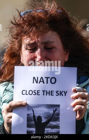 Une femme est vue pleurer en assistant à une manifestation de solidarité avec l'Ukraine demandant à l'OTAN de fermer le ciel pour des avions russes sur le territoire de l'Ukraine après l'invasion russe. Cracovie, Pologne sur 25 mars 2022. La manifestation a eu lieu le jour où le Président des États-Unis d'Amérique, Joe Biden, était en visite en Pologne (photo de Beata Zawrzel/NurPhoto) Banque D'Images