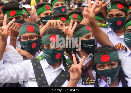 Les gens se réunissent pour respecter le Monument national de Savar pour célébrer la Journée de l'indépendance du Bangladesh à Dhaka, au Bangladesh, sur 26 mars 2022 (photo de Mamunur Rashid/NurPhoto) Banque D'Images