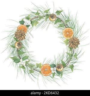 Couronne de Noël de plantes colorées et de décorations peintes à l'aquarelle. Branches de pin, lierre, houx, poinsettia, orange séché, Cônes et Noël Banque D'Images