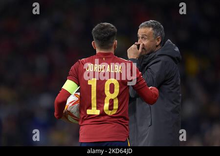 Luis Enrique entraîneur-chef d'Espagne donne des instructions à Jordi Alba (FC Barcelone) pendant le match international amical entre l'Espagne et l'Albanie au stade RCDE sur 26 mars 2022 à Barcelone, Espagne. (Photo de Jose Breton/Pics action/NurPhoto) Banque D'Images