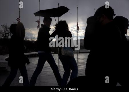 Les gens se dirigent vers la couverture lors du festival de cerf-volant Blossom sur le centre commercial national de Washington, D.C., alors que les tempêtes se déplacent sur 26 mars 2022 (photo de Bryan Olin Dozier/NurPhoto) Banque D'Images