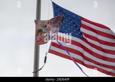 Un cerf-volant surgelé vole près du Washington Monument à Washington, D.C., sur 26 mars 2022 pendant le festival annuel du cerf-volant Blossom (photo de Bryan Olin Dozier/NurPhoto) Banque D'Images