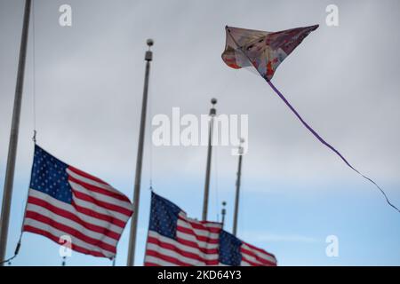 Un cerf-volant surgelé vole près du Washington Monument à Washington, D.C., sur 26 mars 2022 pendant le festival annuel du cerf-volant Blossom (photo de Bryan Olin Dozier/NurPhoto) Banque D'Images