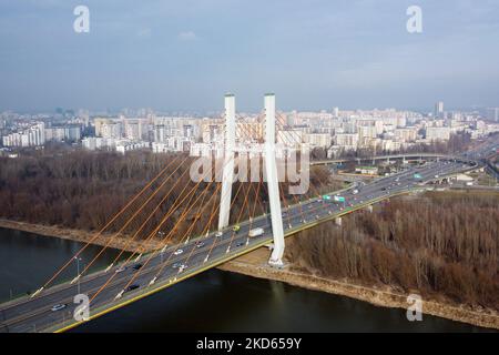 Une vue de drone du pont Siekierkowski et du sous-district de Goclaw en arrière-plan, à Varsovie, en Pologne, sur 27 janvier 2020 (photo de Mateusz Wlodarczyk/NurPhoto) Banque D'Images