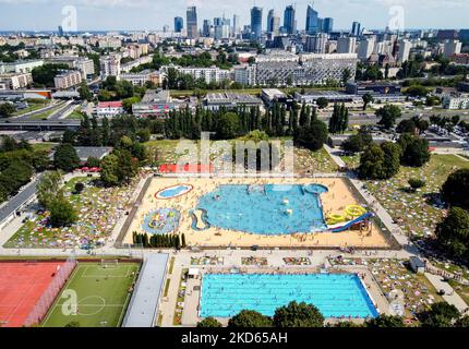 Une vue drone du parc aquatique Moczydlo et du centre-ville en arrière-plan, à Varsovie, Pologne sur 9 août 2020 (photo de Mateusz Wlodarczyk/NurPhoto) Banque D'Images