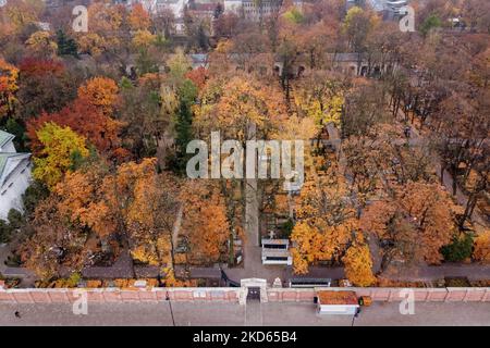 Une vue de drone sur le cimetière de Powazki (nécropole historique), à Varsovie, en Pologne, sur 31 octobre 2020 (photo de Mateusz Wlodarczyk/NurPhoto) Banque D'Images