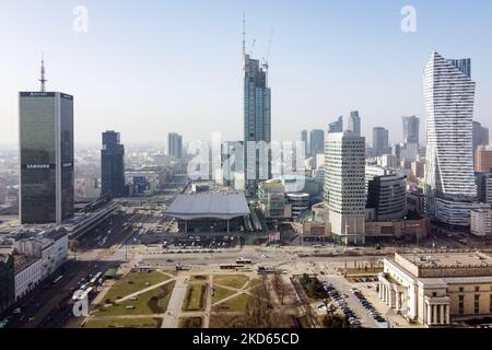 Une vue drone de l'hôtel Marriott (L), de la tour Varso (C) et des gratte-ciels Zlota 44 (R) au centre-ville, à Varsovie, Pologne sur 25 février 2021 (photo de Mateusz Wlodarczyk/NurPhoto) Banque D'Images