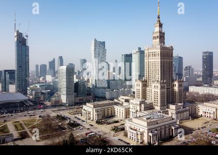 Une vue drone de la Tour Varso (L), de Zlota 44 (C) gratte-ciel et du Palais de la Culture et de la Science (R) au centre-ville, à Varsovie, Pologne sur 25 février 2021 (photo de Mateusz Wlodarczyk/NurPhoto) Banque D'Images