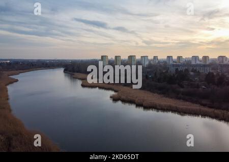 Vue sur le lac Czerniakowskie et le quartier résidentiel en arrière-plan, à Varsovie, Pologne, sur 12 janvier 2020 (photo de Mateusz Wlodarczyk/NurPhoto) Banque D'Images