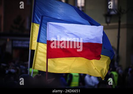 Des flasgs ukrainiens et polonais sont vus près du château royal dans une foule qui attend de voir un discours du président américain Joe Biden sur 26 mars 2022 à Varsovie, en Pologne. Le Président Biden a passé sa deuxième journée à Varsovie samedi en visite à des réfugiés d'Ukraine dans le Stade National avec Rafal Trzaskowski, le maire de Varsovie et le Premier ministre polonais Mateusz Morawiecki. Le président Biden a également prononcé un discours enflammé contre l'invasion russe de l'Ukraine tout en assurant que l'OTAN défendra tous ses États membres contre toute agression à tout prix. (Photo par STR/NurPhoto) Banque D'Images