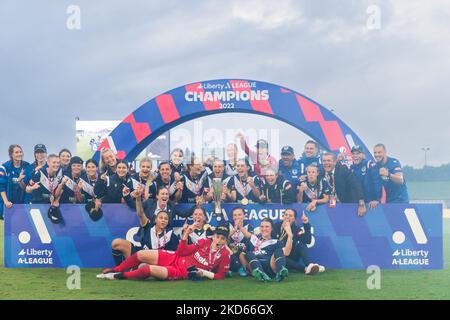 Les joueurs et le personnel de Melbourne célèbrent la victoire lors de la cérémonie de présentation après avoir remporté la Grande finale De La Ligue A des femmes entre le FC de Sydney et la victoire de Melbourne au stade Netstrata Jubilee, sur 27 mars 2022, à Sydney, en Australie. (Photo par Izhar Khan/NurPhoto) Banque D'Images