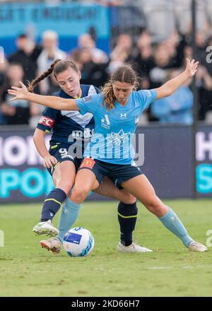 Catherine Zimmerman de la victoire est contestée par Sarah Hunter du FC de Sydney lors du match de la Grande finale Des femmes De la Ligue A entre le FC de Sydney et la victoire de Melbourne au stade Netstrata Jubilee, sur 27 mars 2022, à Sydney, en Australie. (Photo par Izhar Khan/NurPhoto) Banque D'Images