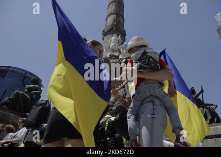 Des femmes de la communauté ukrainienne de Mexico manifestent à la colonne Angel de la Independencia contre le président russe Vladimir Poutine, après qu'il ait ordonné le début d'une stratégie militaire dans plusieurs villes ukrainiennes. (Photo de Gerardo Vieyra/NurPhoto) Banque D'Images