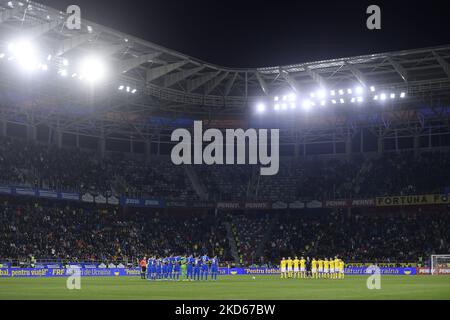 Odisseas Vlachodimos, Andreas Bouchalakis, Giorgos Giakoumakis, Dimitris Pelkas, Lazaros Rota, Pantelis Hatzidiakos, Dimitris Limnios, Petros Mantalos, Kostas Tsimikas, Konstantinos Mavropanos, Manolis Siopis et Florin Nita, Andrei Ratiu, Vlad Chiriches, Alexandru Cicadau, George Puscas, Alexandru Maxim, Adrian Rus, Razvan Marin, Ionut Mitrita, Camora, Mihai Bordeianu observe un moment de silence en action pendant le match international amical entre la Roumanie et la Grèce à Stadionul Steaua sur 25 mars 2022 à Bucarest, Roumanie. (Photo par Alex Nicodim/NurPhoto) Banque D'Images