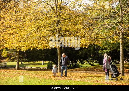 Personnes et familles bénéficiant du soleil d'automne dans les jardins du Pavillon dans la ville thermale de Derbyshire de Buxton dans le Peak District Banque D'Images