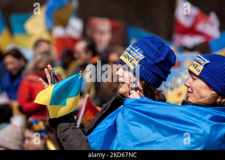 Les manifestants enregistrent les remarques titanes de Marie Yovanovitch, ancienne ambassadrice des États-Unis en Ukraine, lors d’un rassemblement marquant le mois anniversaire de la guerre de la Russie en Ukraine. Des centaines de personnes ont assisté à l'événement au Lincoln Memorial pour soutenir le peuple ukrainien dans sa lutte pour l'indépendance. Le rassemblement a été marqué par des remarques du président ukrainien Volodymyr Zelenskyy (par vidéo), de l’ambassadeur d’Ukraine auprès de l’US Oksana Markarova et de l’ancienne ambassadrice des États-Unis en Ukraine Marie Yovanovitch. Les manifestants ont continué à exiger une zone d'exclusion aérienne au-dessus de l'Ukraine et l'expulsion de toutes les banques russes du système SWIFT Banque D'Images