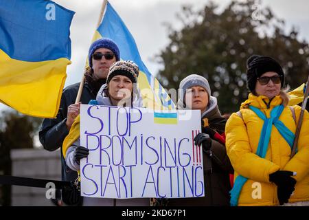 Les manifestants appellent à davantage d’action pour aider l’Ukraine lors d’un rassemblement marquant le mois anniversaire de la guerre en Russie. Des centaines de personnes ont assisté à l'événement au Lincoln Memorial pour soutenir le peuple ukrainien dans sa lutte pour l'indépendance. Le rassemblement a été marqué par des remarques du président ukrainien Volodymyr Zelenskyy (par vidéo), de l’ambassadeur d’Ukraine auprès de l’US Oksana Markarova et de l’ancienne ambassadrice des États-Unis en Ukraine Marie Yovanovitch. Les manifestants ont continué à exiger une zone d'exclusion aérienne au-dessus de l'Ukraine et l'expulsion de toutes les banques russes du système SWIFT. (Photo d'Allison Bailey/NurPhoto) Banque D'Images