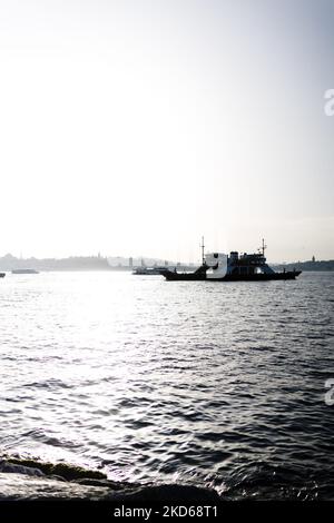 Photo de voyages sur un grand navire, voyage en bateau, vagues, mer. Le tourisme nautique, le marin, la côte, les vagues. Un navire sur une rivière ou une mer sort du port. Humain Banque D'Images