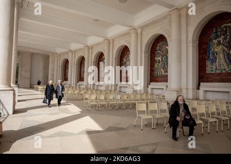 Les gens marchent dans le sanctuaire de notre-Dame de Fátima, à Fatima, Portugal, sur 28 mars 2022. (Photo de Manuel Romano/NurPhoto) Banque D'Images