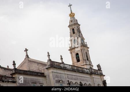 La tour emblématique du Sanctuaire de Fátima, à Fatima, au Portugal, sur 28 mars 2022. (Photo de Manuel Romano/NurPhoto) Banque D'Images