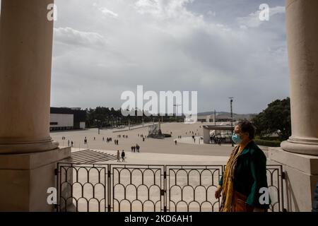 Une femme portant un masque de protection se promener dans le sanctuaire de notre-Dame de Fátima, à Fatima, au Portugal, sur 28 mars 2022. (Photo de Manuel Romano/NurPhoto) Banque D'Images