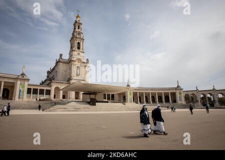 Des infirmières marchent dans le Sanctuaire de Fátim dans le Sanctuaire de notre-Dame de Fátima, à Fatima, au Portugal, sur 28 mars 2022. (Photo de Manuel Romano/NurPhoto) Banque D'Images