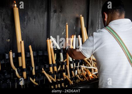 Un homme allume une bougie dans le sanctuaire de notre-Dame de Fátima, à Fatima, au Portugal, sur 28 mars 2022. (Photo de Manuel Romano/NurPhoto) Banque D'Images