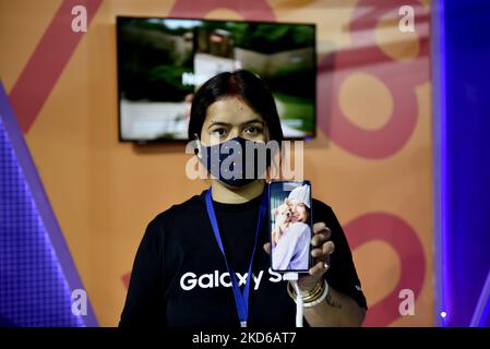 Raju Pullan (Vice-président senior, Mobile Business, Samsung India) présente l'ajout de cinq nouveaux modèles (Galaxy A13, A23, A33 5G, A53 5G, A73 5G) pour moderniser la série Samsung Galaxy A avec des designs élégants et durables, de nouvelles couleurs rafraîchissantes et des caractéristiques de référence, Kolkata, Inde, 29 mars 2022. (Photo par Indranil Aditya/NurPhoto) Banque D'Images