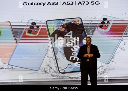 Raju Pullan (Vice-président senior, Mobile Business, Samsung India) présente l'ajout de cinq nouveaux modèles (Galaxy A13, A23, A33 5G, A53 5G, A73 5G) pour moderniser la série Samsung Galaxy A avec des designs élégants et durables, de nouvelles couleurs rafraîchissantes et des caractéristiques de référence, Kolkata, Inde, 29 mars 2022. (Photo par Indranil Aditya/NurPhoto) Banque D'Images