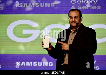 Raju Pullan (Vice-président senior, Mobile Business, Samsung India) présente l'ajout de cinq nouveaux modèles (Galaxy A13, A23, A33 5G, A53 5G, A73 5G) pour moderniser la série Samsung Galaxy A avec des designs élégants et durables, de nouvelles couleurs rafraîchissantes et des caractéristiques de référence, Kolkata, Inde, 29 mars 2022. (Photo par Indranil Aditya/NurPhoto) Banque D'Images