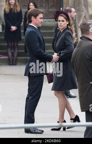 LONDRES, ROYAUME-UNI - 29 MARS 2022 : la princesse Beatrice et Edoardo Mapelli Mozzi arrivent pour le service de l'action de grâce pour le prince Philip à l'abbaye de Westminster sur 29 mars 2022, à Londres, en Angleterre. Le duc d'Édimbourg, le mari de la reine depuis plus de soixante-dix ans, est décédé le 9 avril de l'année dernière à l'âge de 99 ans avec son service funéraire auquel assistaient seulement 30 personnes en raison des restrictions de confinement de Covid-19. (Photo de Wiktor Szymanowicz/NurPhoto) Banque D'Images