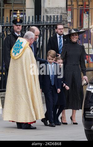 LONDRES, ROYAUME-UNI - 29 MARS 2022 : le prince William, duc de Cambridge (2L), le prince George de Cambridge (CL), la princesse Charlotte de Cambridge (CR) et Catherine, duchesse de Cambridge (R) partent après le service de Thanksgiving pour le prince Philip à l'abbaye de Westminster sur 29 mars 2022 à Londres, en Angleterre. Le duc d'Édimbourg, le mari de la reine depuis plus de soixante-dix ans, est décédé le 9 avril de l'année dernière à l'âge de 99 ans avec son service funéraire auquel assistaient seulement 30 personnes en raison des restrictions de confinement de Covid-19. (Photo de Wiktor Szymanowicz/NurPhoto) Banque D'Images