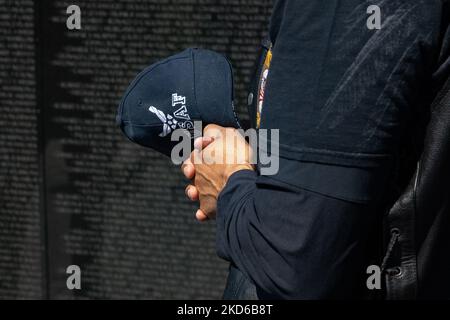 Un ancien combattant prie lors d'une cérémonie de pose de couronne à l'occasion de la fête nationale des anciens combattants de la guerre du Vietnam de 5th et du 50th anniversaire de la guerre du Vietnam au Vietnam Veterans Memorial de Washington, D.C., sur 29 mars 2022 (photo de Bryan Olin Dozier/NurPhoto) Banque D'Images