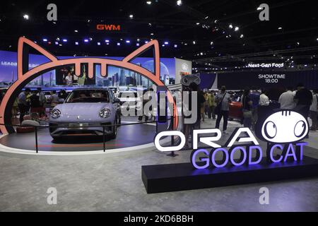 Great Wall Motors a présenté le VÉHICULE électrique ORA Good Cat lors du salon de l'automobile de Bangkok 2022. (Photo d'Atiwat Silpamethanont/NurPhoto) Banque D'Images