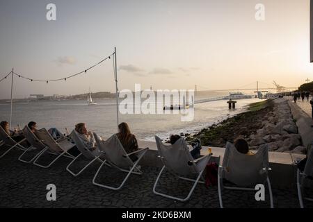 Les gens assistent au coucher du soleil sur la rive du Tage à Lisbonne, au Portugal, sur 29 mars 2022. (Photo de Manuel Romano/NurPhoto) Banque D'Images