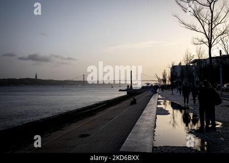 Les gens assistent au coucher du soleil sur la rive du Tage à Lisbonne, au Portugal, sur 29 mars 2022. (Photo de Manuel Romano/NurPhoto) Banque D'Images