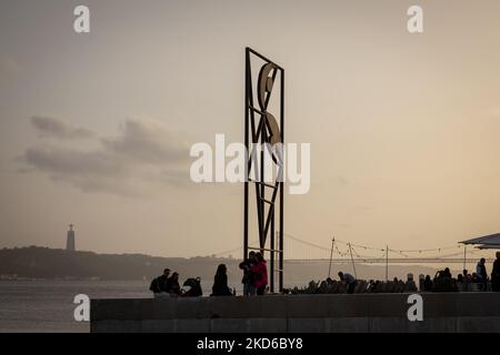 Les gens assistent au coucher du soleil sur la rive du Tage à Lisbonne, au Portugal, sur 29 mars 2022. (Photo de Manuel Romano/NurPhoto) Banque D'Images