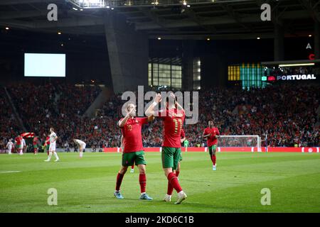 Bruno Fernandes (R), milieu de terrain portugais, célèbre avec Bernardo Silva après avoir obtenu son score lors du match de qualification de la coupe du monde de la FIFA 2022 entre le Portugal et la Macédoine du Nord au stade Dragao de Porto, Portugal, sur 29 mars 2022. (Photo par Pedro Fiúza/NurPhoto) Banque D'Images