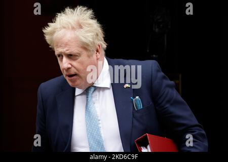 Le Premier ministre britannique Boris Johnson quitte le 10 Downing Street pour sa comparution hebdomadaire des questions du Premier ministre (PMQ) à la Chambre des communes à Londres, en Angleterre, sur 30 mars 2022. Cette semaine, la police métropolitaine de Londres a annoncé qu'une amende de 12 personnes serait imposée dans le cadre de l'enquête « partygate » sur les rassemblements de Downing Street qui auraient enfreint les règles de covid en place à l'époque, dont certains étaient représentés par le Premier ministre. (Photo de David Cliff/NurPhoto) Banque D'Images