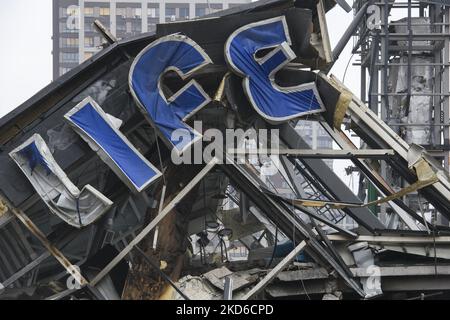 Conséquences du bombardement du centre commercial de Retroville par des missiles russes. Kiev, Ukraine. 30 mars 2022. (Photo de Maxym Marusenko/NurPhoto) Banque D'Images