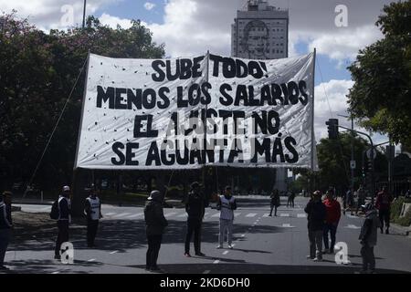 Des manifestants protestent contre la demande d'emplois et de meilleurs salaires à Buenos Aires, en Argentine, au 30 mars 2022. En 2021, la pauvreté atteignait 37,3% de la population et touchait 17,4 millions d'Argentins alors que l'inflation se réchauffe (photo de MatÃ­as Baglietto/NurPhoto) Banque D'Images