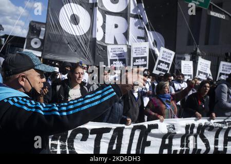 Des manifestants protestent contre la demande d'emplois et de meilleurs salaires à Buenos Aires, en Argentine, au 30 mars 2022. En 2021, la pauvreté atteignait 37,3% de la population et touchait 17,4 millions d'Argentins alors que l'inflation se réchauffe (photo de Matías Baglietto/NurPhoto) Banque D'Images